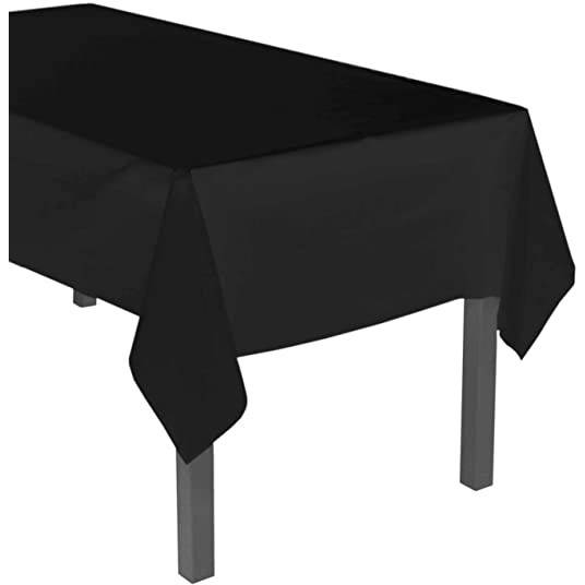 Musta kertakäyttöinen pöytäliina (137 x 274 cm).